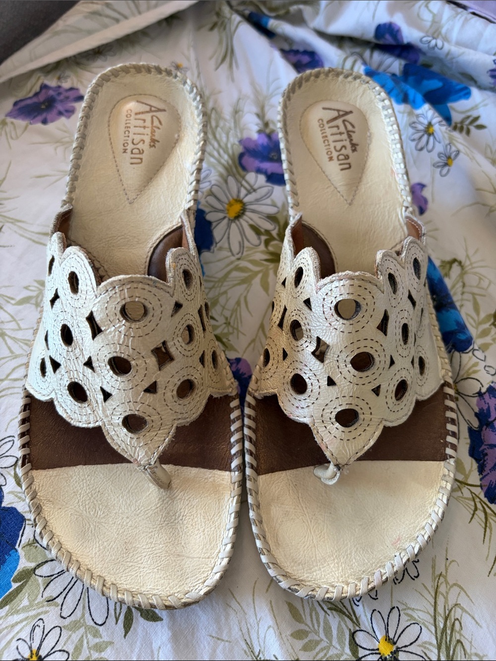Clarks Artisan Women's Cream Leather Cutout Thong Sandals size 7.5